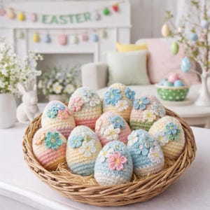 Puede incluir: Una cesta de mimbre contiene una colección de huevos de Pascua tejidos a ganchillo. Cada huevo es de color pastel y está adornado con una flor tejida a ganchillo. Los huevos están dispuestos en un patrón circular, creando una exhibición festiva y decorativa. El fondo incluye una pancarta que dice "EASTER".