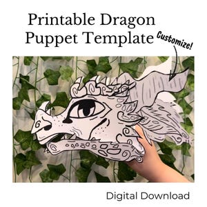 Puede incluir: Una plantilla de marioneta de dragón imprimible en blanco y negro con el texto "Printable Dragon Puppet Template Customize!" y "Digital Download". La marioneta de dragón está sostenida por una mano y tiene un diseño detallado.