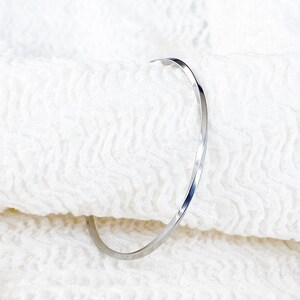 Bangle Silver Bracelet | Minimalistischer Armreif | Gedrehte Armspange als silberner Sommer Schmuck | Besonderer Schmuck Silber für Frauen