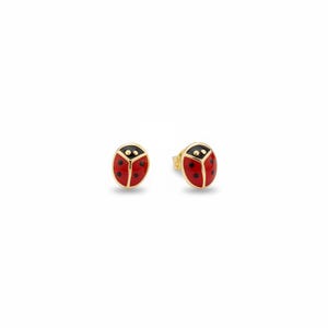 Peut inclure: Une paire de boucles d'oreilles à tige en forme de coccinelles. Chaque boucle présente un contour en métal doré, un corps en émail rouge brillant et une tête noire avec deux petits points dorés. Le motif inclut une ligne noire centrale.