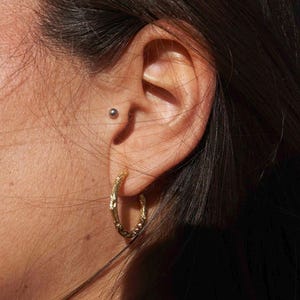 Orecchini a cerchio in oro martellato Goldcrush | Cerchi dalla forma organica | Orecchini a cerchio in oro di medie dimensioni e sottili | Un piccolo regalo di ringraziamento per le donne