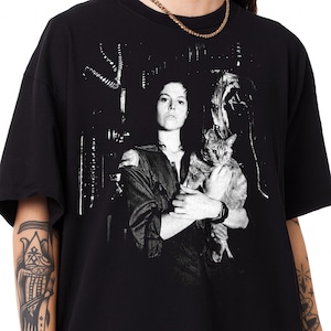 Aliens Movie Graphic T-Shirt: Retro Sci-Fi Horror Tee