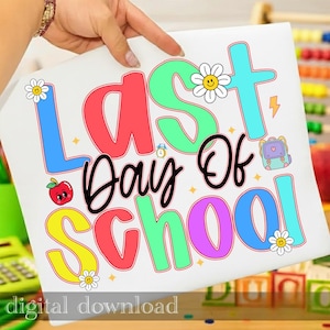 Puede incluir: Un papel blanco con el texto "LAST DAY OF SCHOOL" en letras coloridas y de burbujas, con gráficos de margaritas y una manzana. Las palabras "digital download" están en la parte inferior.