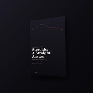 Op de afbeelding: Een donker vormgegeven boek met de titel Steroids: A Straight Answer, The Foundation, de ondertitel Deciding, Understanding, Recovering, Book One of the Series en de tekst Candor Health onderaan, voorzien van een dunne oranje lijn.