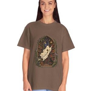 Boekachtig spook T-shirt in comfortabele kleuren, gotisch bibliotheek T-shirt voor Halloween