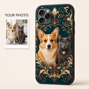 Pode incluir: Uma capa de smartphone preta com um retrato personalizado de um cão Corgi castanho e branco e um gato cinzento. Os animais estão emoldurados por um padrão de filigrana dourado e azul-petróleo escuro. O texto YOUR PHOTO aparece sobre uma imagem.
