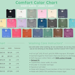 Pu&ograve; includere: Una tabella colori Comfort Color per t-shirt unisex a maniche corte che mostra ventuno campioni di colore con nomi come Black, White, Banana e Berry. Include una tabella delle taglie in pollici e istruzioni dettagliate per il lavaggio.