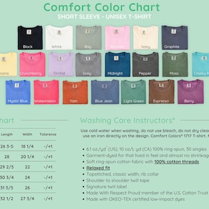 Może przedstawiać: Karta kolor&oacute;w koszulek unisex z kr&oacute;tkim rękawem Comfort Colors w r&oacute;żnych kolorach, w tym czarnym, białym i niebieskim. Obraz zawiera r&oacute;wnież tabelę rozmiar&oacute;w i instrukcje prania.