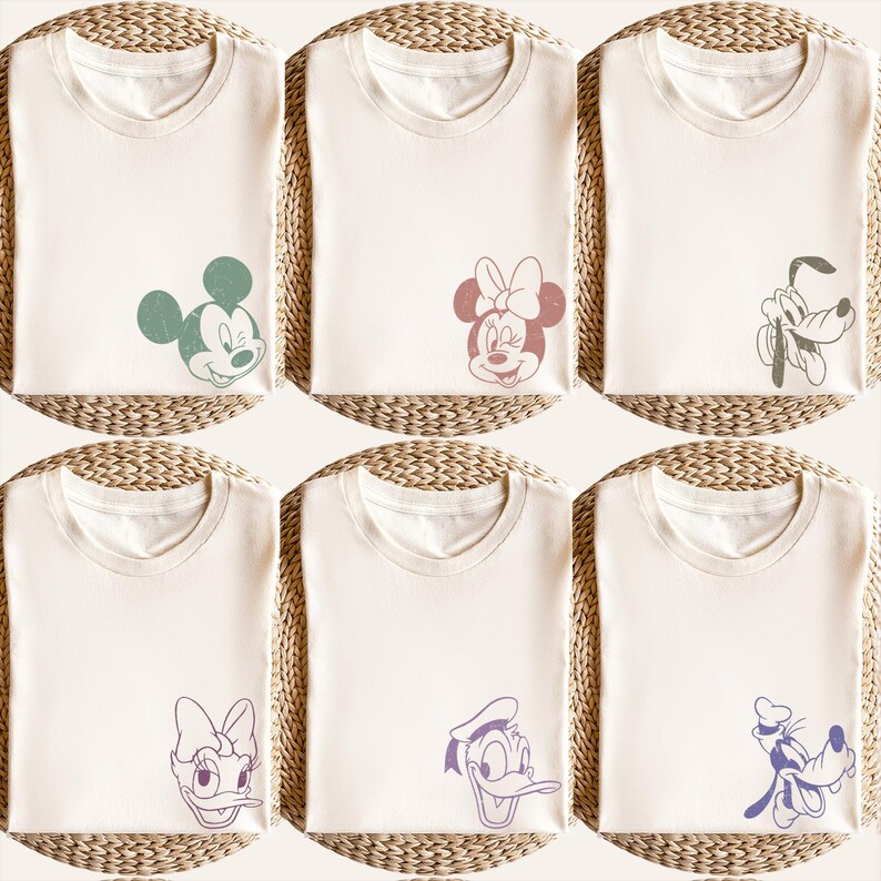Puede incluir: Seis camisetas de color crema, cada una con un gr&aacute;fico diferente de un personaje de Disney. Los personajes incluyen Mickey Mouse, Minnie Mouse, Pluto, Daisy Duck y Donald Duck. Los gr&aacute;ficos son de colores apagados, lo que a&ntilde;ade un toque vintage.