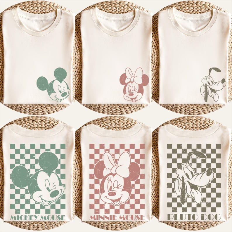Puede incluir: Camisetas de color crema con los personajes de Disney Mickey Mouse, Minnie Mouse y Pluto Dog. Algunas camisetas tienen gr&aacute;ficos de personajes, mientras que otras tienen el nombre del personaje impreso en un fondo a cuadros. Las camisetas est&aacute;n dobladas.