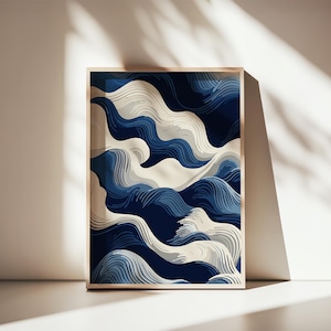 Op de afbeelding: Een ingelijste kunstdruk met een abstract ontwerp van vloeiende golven in marineblauw, lichtblauw en gebroken wit. Het kunstwerk wordt gepresenteerd in een lichtgekleurde houten lijst, leunend tegen een neutraal getinte muur.