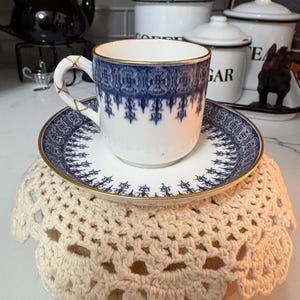 26) Taza y platillo antiguos de porcelana azul/blanca Royal Worcester de Inglaterra para el importador Jones, McDuffee Stratton Boston.