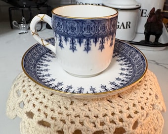 26) Taza y platillo antiguos de porcelana azul/blanca Royal Worcester de Inglaterra para el importador Jones, McDuffee Stratton Boston.