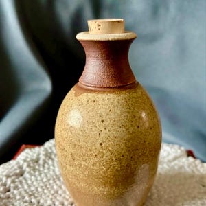 ヴィンテージのスタジオ陶芸家サイン入り陶器製水差し！