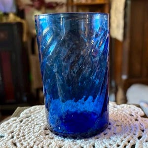 ¡Vaso de zumo espiral de cristal artístico azul soplado a mano de estilo vintage!