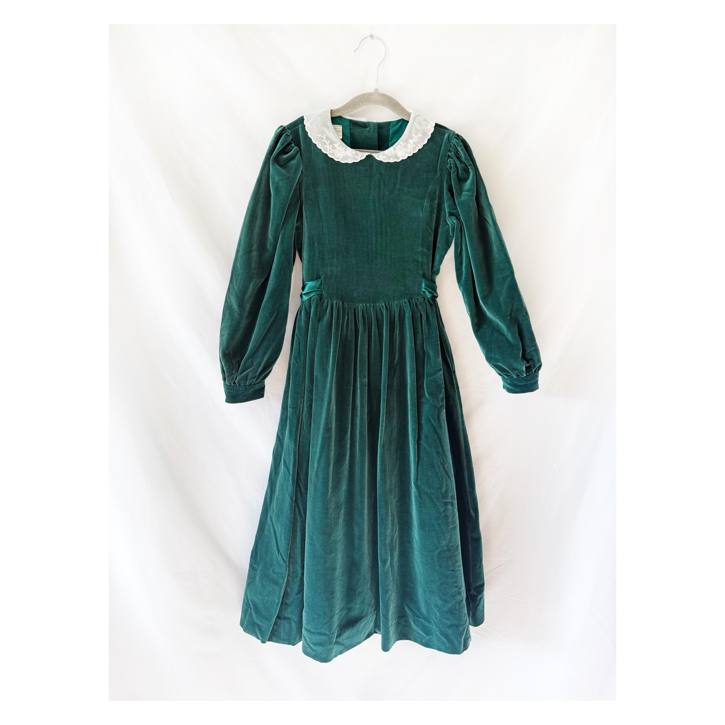 green emerald velvet dress 1970s Laura Ashley Dress – Moorchild Paris Vintage