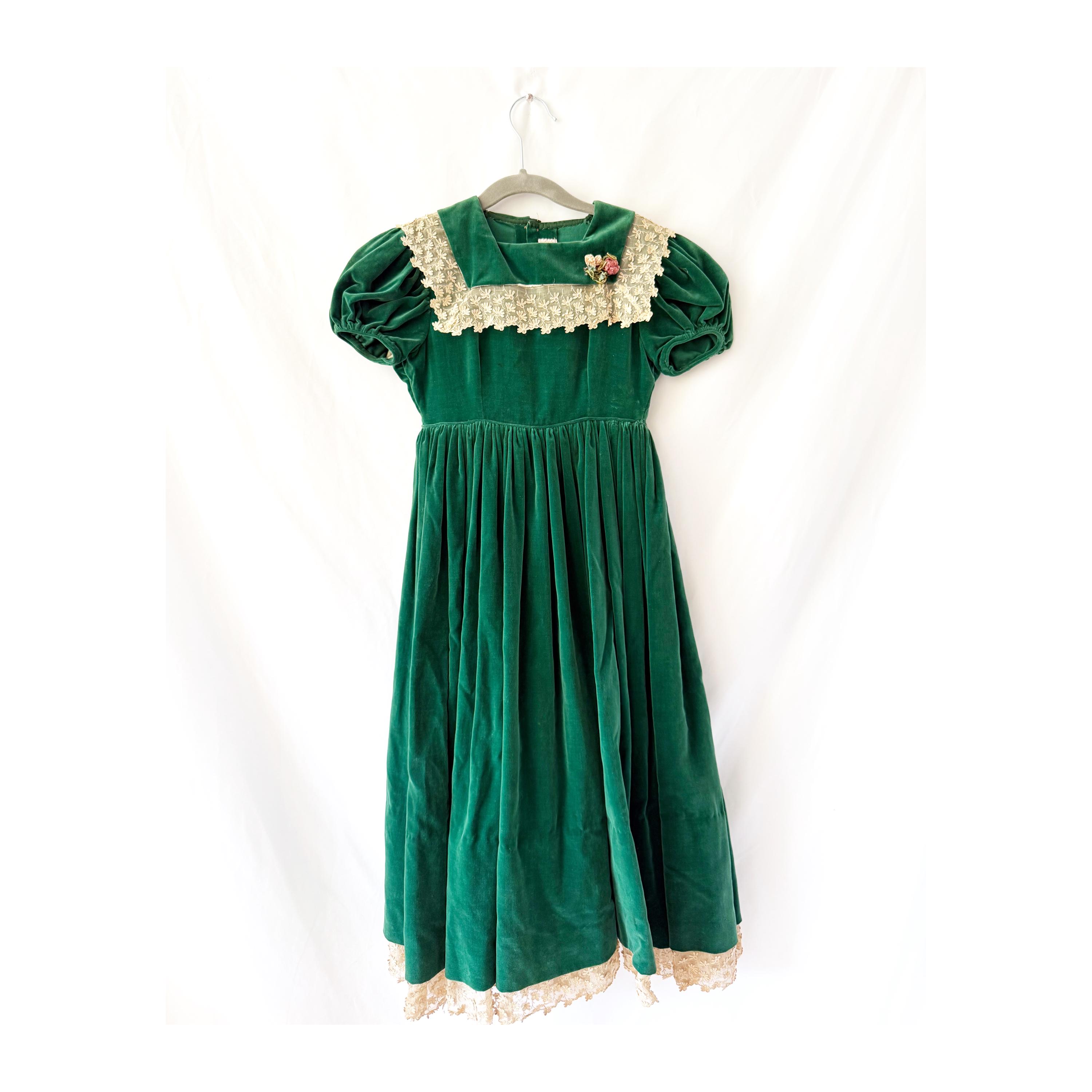 vintage green velvet dress Retro Stage Cocktail Pearl Button Detail V Neck Trumpet Hem ensuring you feel as fabulous as you look Retro Green Velvet Christmas Dress