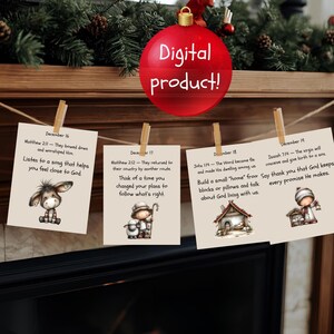 Op de afbeelding: Een rode kerstbal met de tekst "Digital product!" hangt boven vier kaarten. Elke kaart heeft een bijbelvers, een datum en een illustratie van een ezel, een herder, een huis en een kind. De kaarten zijn aan een touwtje geknipt.