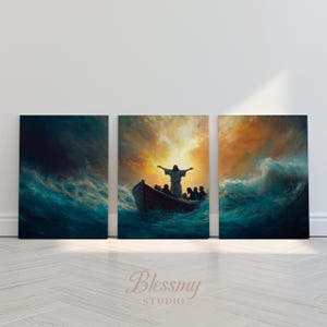 Puede incluir: Impresión en lienzo de tres paneles que representa una escena religiosa. El panel central muestra una figura en un barco con los brazos extendidos, rodeada de otros. La obra de arte está ambientada sobre un mar tormentoso y un cielo dorado brillante.