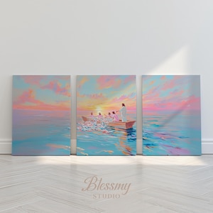 Puede incluir: Un conjunto de arte en lienzo en tríptico que representa una escena religiosa. La obra de arte muestra un barco con figuras en el agua, con un cielo de puesta de sol vibrante en tonos de rosa, naranja y azul. El texto "Blessmy STUDIO" está en la parte inferior.