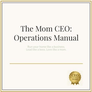 Könnte beinhalten: Ein Buchcover mit dem Titel "The Mom CEO: Operations Manual" in einer Serifenschrift. Der Text darunter lautet: "Führen Sie Ihr Zuhause wie ein Unternehmen. Führen Sie wie ein Chef. Lieben Sie wie eine Mutter." Ein goldenes Siegel mit dem Text "CEO of YOUR HOME" befindet sich unten rechts.