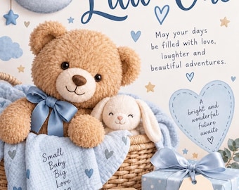 Può includere: Un set regalo per neonati con un orsacchiotto di peluche marrone e un piccolo coniglio bianco in un cesto di vimini. Include una coperta blu con il testo Small Baby Big Love, blocchi di legno con il testo DREAM GROW BELONG e un regalo con un'etichetta con la scritta A bundle of joy.
