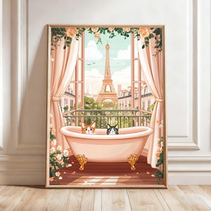 Könnte beinhalten: Ein gerahmter Kunstdruck mit einem Balkonblick auf den Eiffelturm in Paris. Eine pfirsichfarbene Badewanne mit Klauenfüßen steht auf einer Holzterrasse und enthält eine orange getigerte Katze sowie eine schwarz-weiße Katze. Pfirsichfarbene Vorhänge.