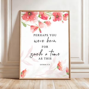 Könnte beinhalten: Ein rechteckiger Wandkunstdruck in einem Holzrahmen mit roten Aquarellblumen oben und unten. Der Text lautet: PERHAPS YOU were born FOR such a time AS THIS ESTHER 4:14. Der Hintergrund ist weiß mit blassen, rosafarbenen Umrissen von Blättern.