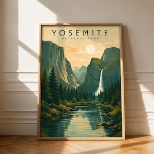 Könnte beinhalten: Ein gerahmter vertikaler Wandkunstdruck mit einer Landschaftsillustration des Yosemite-Nationalparks. Die Szene zeigt einen Fluss, der durch ein Tal mit hohen Kiefern, Granitfelsen und einem Wasserfall unter einer blassen Sonne fließt.