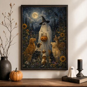 Könnte beinhalten: Ein gerahmter Wandkunstdruck, der einen Geist mit Hexenhut zeigt, der einen Kürbiseimer hält. Der Geist ist umgeben von einem Golden Retriever, einem Australian Shepherd, einem Reh und weiteren Hunden in einem Sonnenblumenfeld bei Vollmond.
