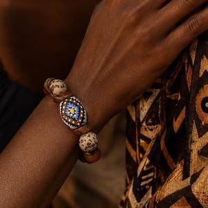 African Bead Bracelet – Handbemaltes Armband mit Krobo Glasperlen – Pambil Seed Jewelry – Afrikanischer Schmuck – One of a Kind