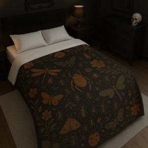 Gothic Samt Plüschdecke: Dunkler Floraler Insekten Überwurf, Gemütliches Wohn Dekor