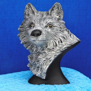 Wolf-Büste am Log