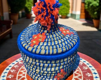 Handgewebter marokkanischer Strohkorb mit Deckel: Blau & Orange Boho Aufbewahrung