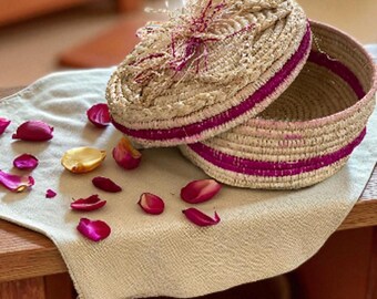 Handgemachter marokkanischer Strohkorb mit Deckel: Rosa Boho-Dekor