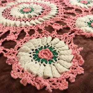 Large Pink and white ROSES DOILY VINTAGE Handmade Thick Dimensional Roses 19 inches afbeelding 6