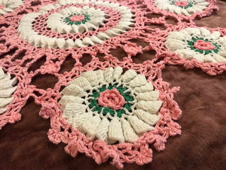 Large Pink and white ROSES DOILY VINTAGE Handmade Thick Dimensional Roses 19 inches afbeelding 6