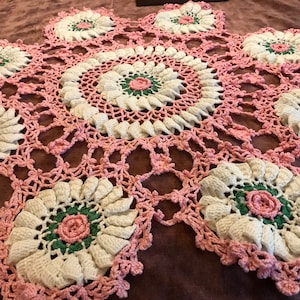 Large Pink and white ROSES DOILY VINTAGE Handmade Thick Dimensional Roses 19 inches afbeelding 4