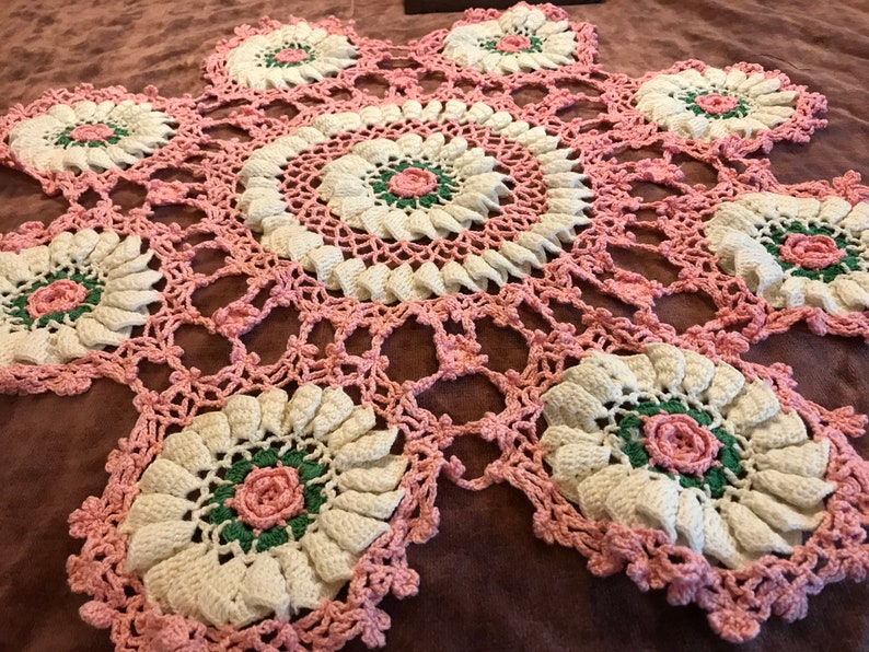 Large Pink and white ROSES DOILY VINTAGE Handmade Thick Dimensional Roses 19 inches afbeelding 4