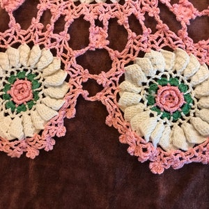 Large Pink and white ROSES DOILY VINTAGE Handmade Thick Dimensional Roses 19 inches afbeelding 2