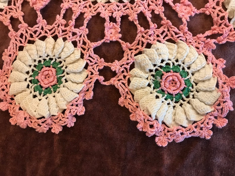 Large Pink and white ROSES DOILY VINTAGE Handmade Thick Dimensional Roses 19 inches afbeelding 2