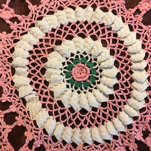 Large Pink and white ROSES DOILY VINTAGE Handmade Thick Dimensional Roses 19 inches afbeelding 7