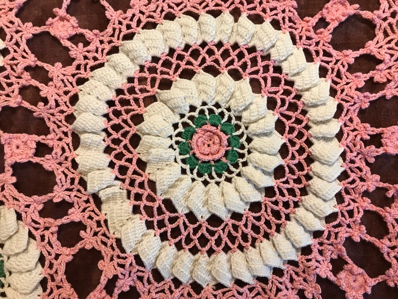 Large Pink and white ROSES DOILY VINTAGE Handmade Thick Dimensional Roses 19 inches afbeelding 7
