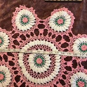 Large Pink and white ROSES DOILY VINTAGE Handmade Thick Dimensional Roses 19 inches afbeelding 3
