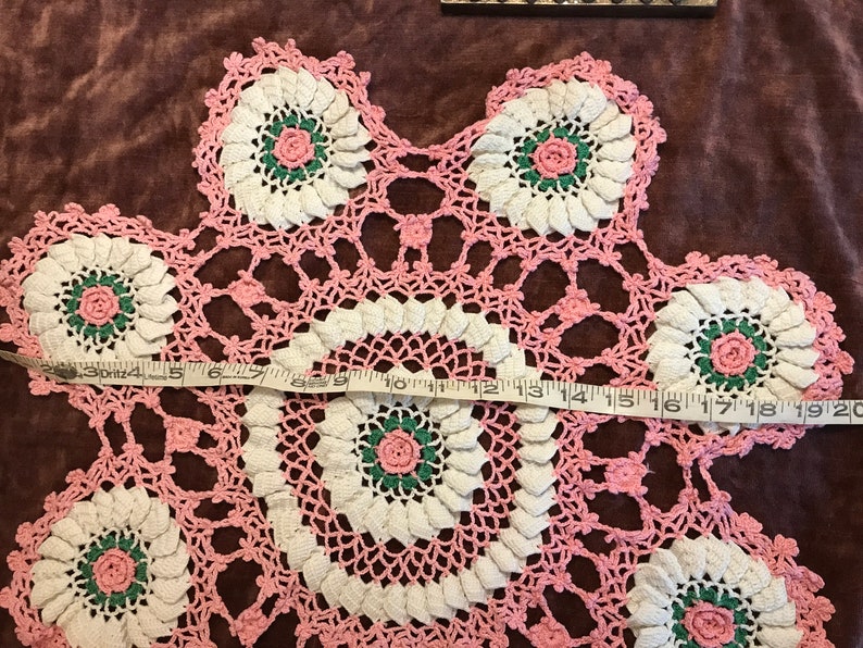 Large Pink and white ROSES DOILY VINTAGE Handmade Thick Dimensional Roses 19 inches afbeelding 3