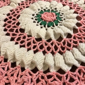 Large Pink and white ROSES DOILY VINTAGE Handmade Thick Dimensional Roses 19 inches afbeelding 5