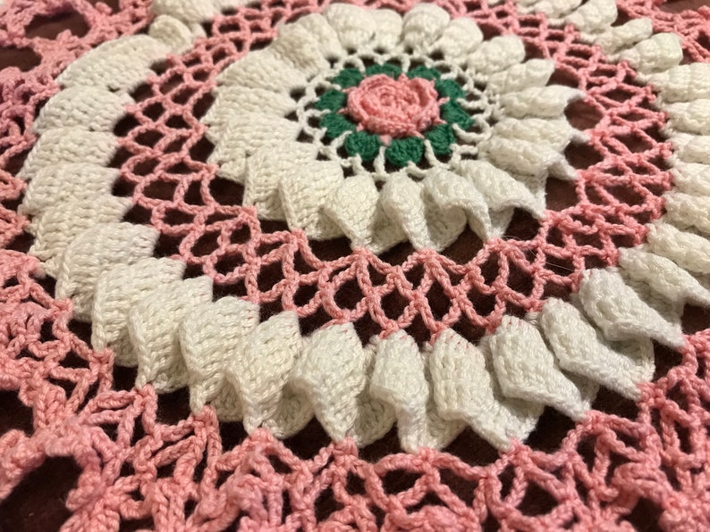 Large Pink and white ROSES DOILY VINTAGE Handmade Thick Dimensional Roses 19 inches afbeelding 5