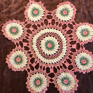 Large Pink and white ROSES DOILY VINTAGE Handmade Thick Dimensional Roses 19 inches afbeelding 1