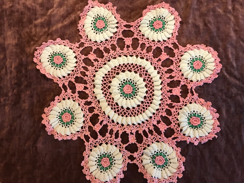 Large Pink and white ROSES DOILY VINTAGE Handmade Thick Dimensional Roses 19 inches afbeelding 1