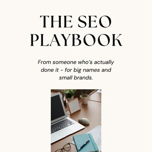 以下が含まれることがあります： 「THE SEO PLAYBOOK」というタイトルの電子書籍の表紙。テキストは「From someone who's actually done it - for big names and small brands.」ノートパソコン、メガネ、ノートが画像に表示されています。著者の名前、HATTIE ANDERSONが一番下にあります。